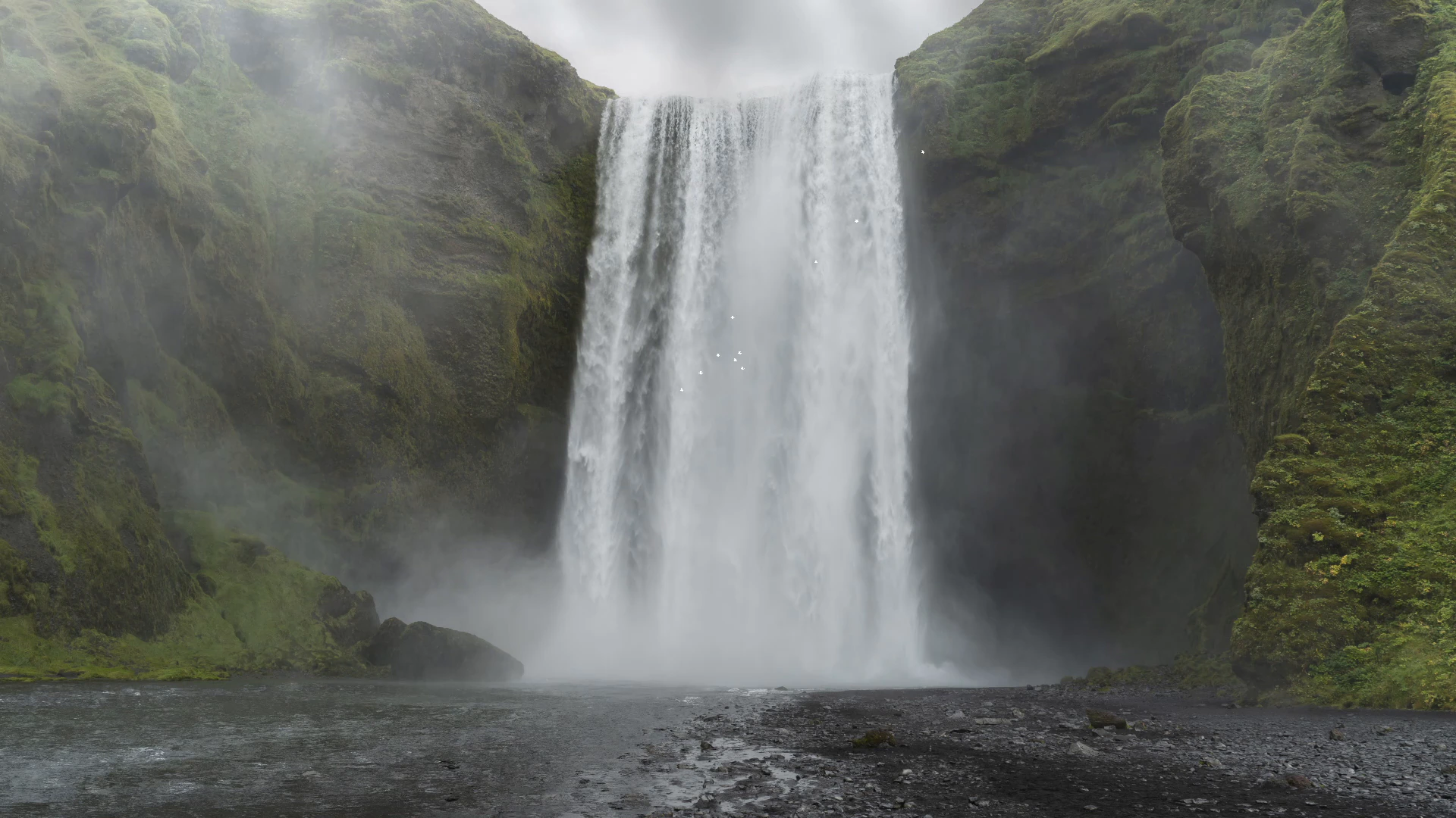 Paysage nuageux avec cascade