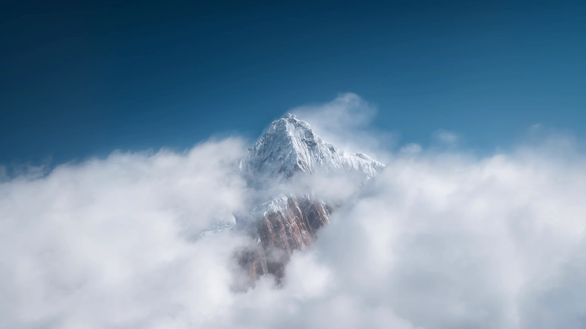 Cumbres del Himalaya sobre las nubes